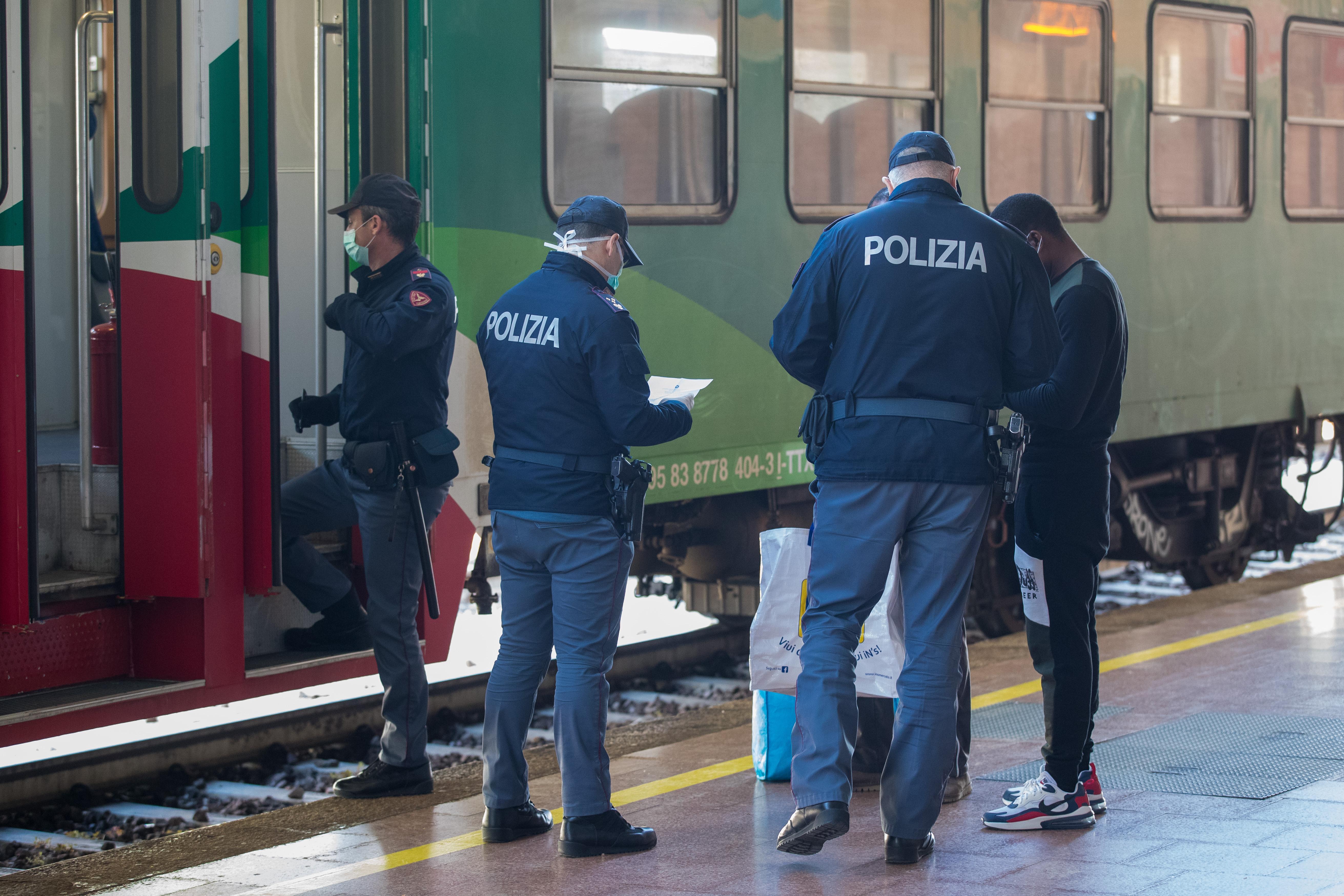 Nascondeva la droga vicino ad un binario in stazione