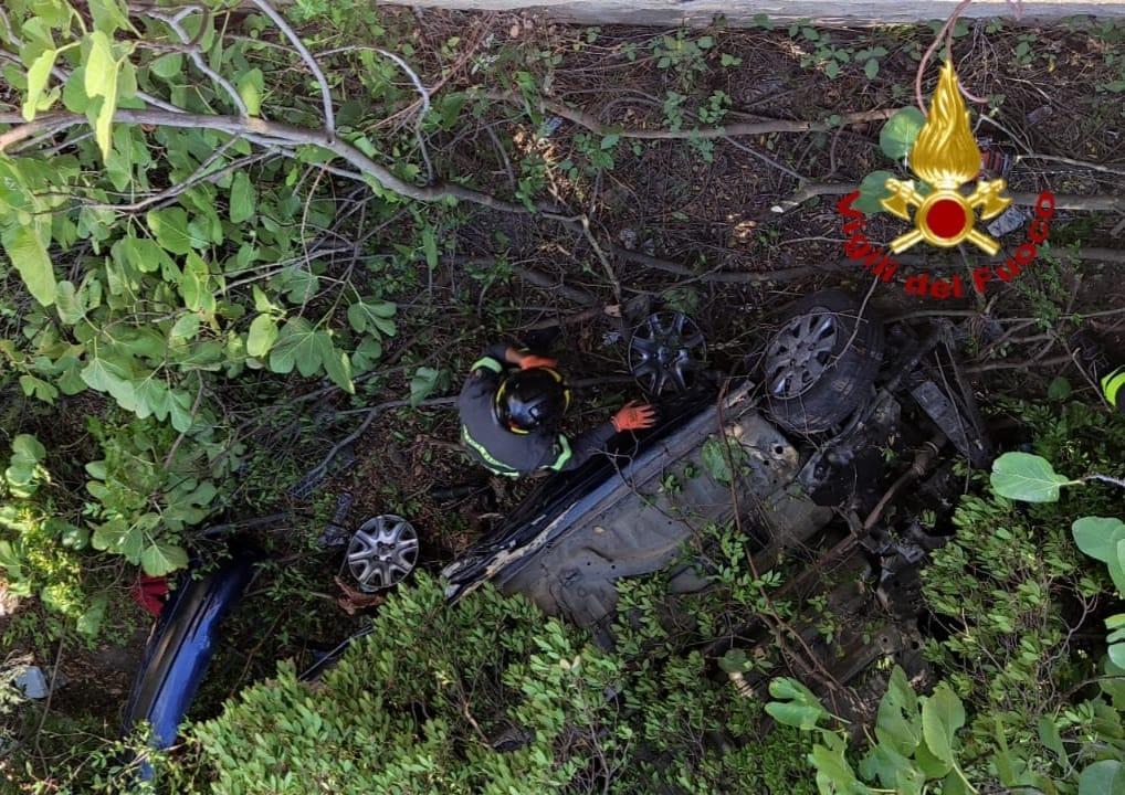 Padru, con l'auto fa un volo di 20 metri in una scarpata: illeso