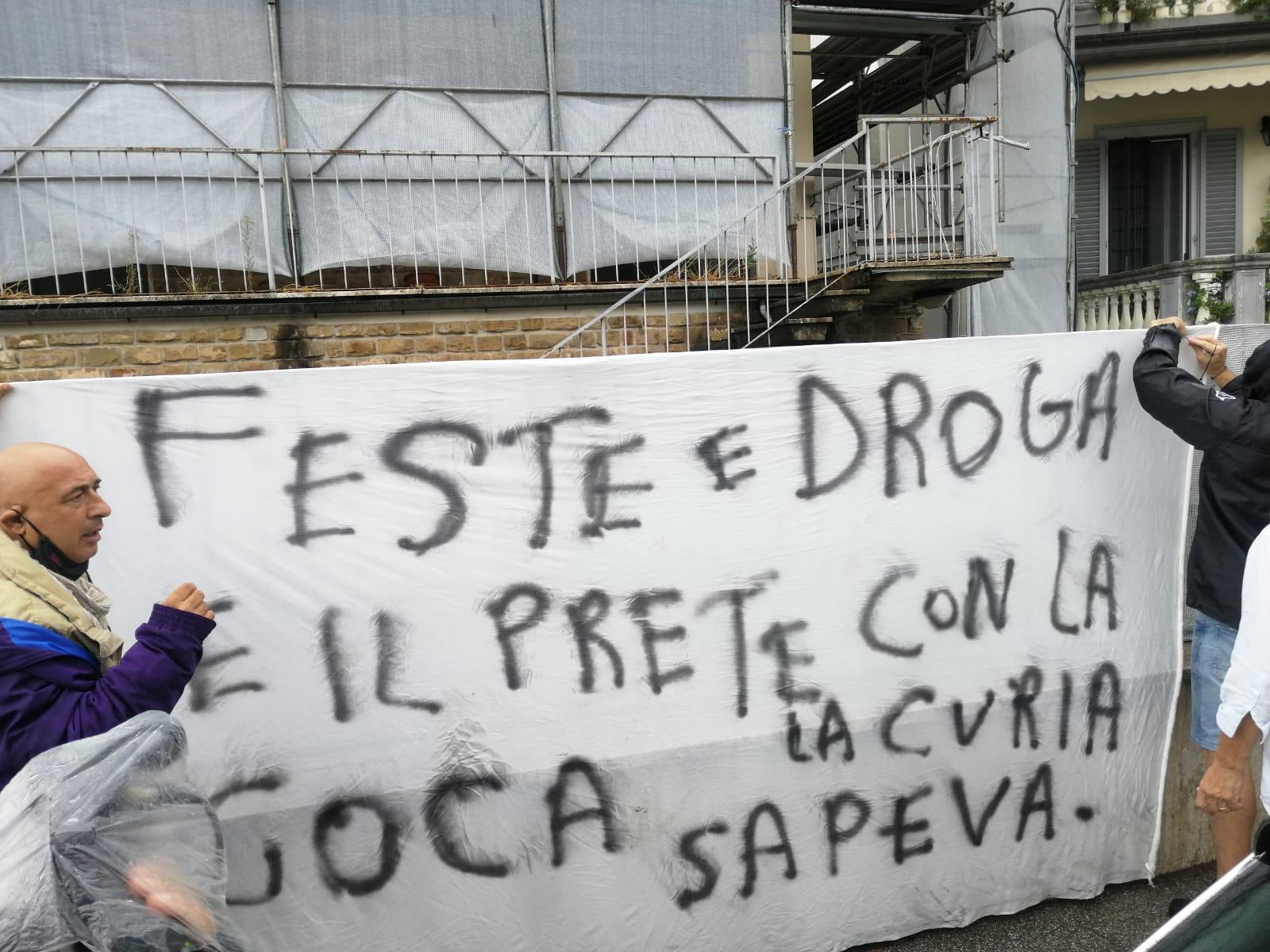 Lo striscione di protesta fuori dalla chiesa dell'Annunciazione