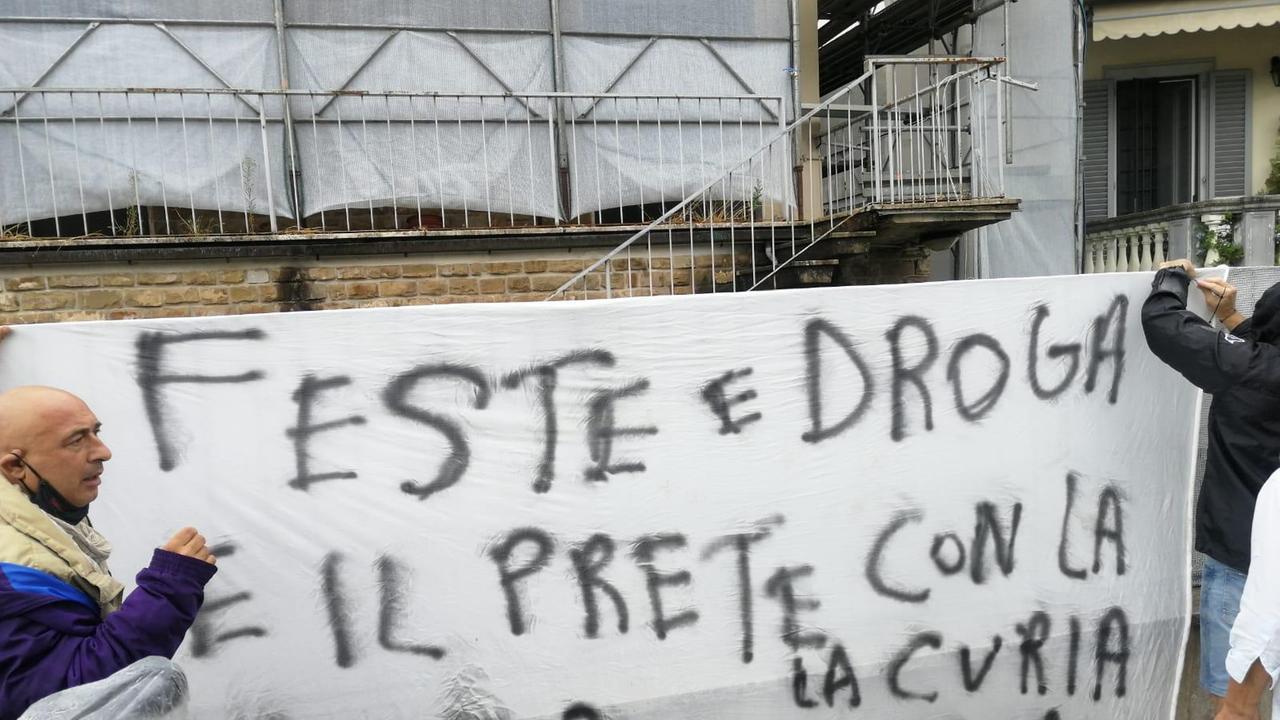 Lo striscione di protesta fuori dalla chiesa dell'Annunciazione