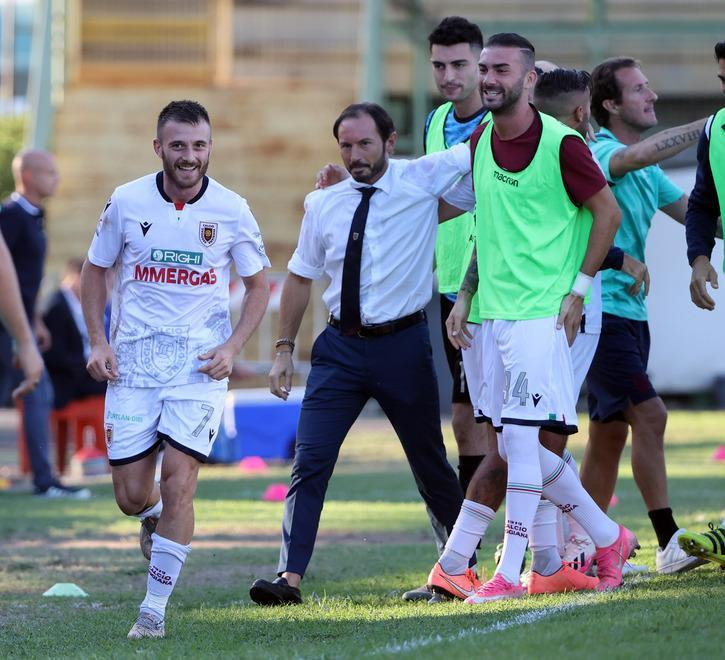 Rosafio soddisfatto dopo aver segnato il gol del vantaggio