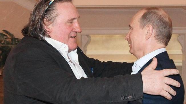 Russia: Depardieu vota, 'c'è democrazia, ammiro Putin'
