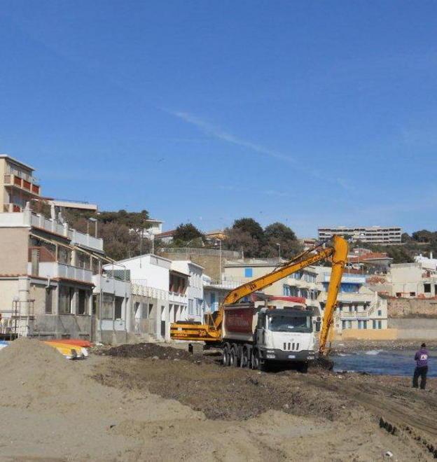 «Soldi sperperati in progetti irrealizzabili, rovinando l’unica spiaggia di sabbia» 