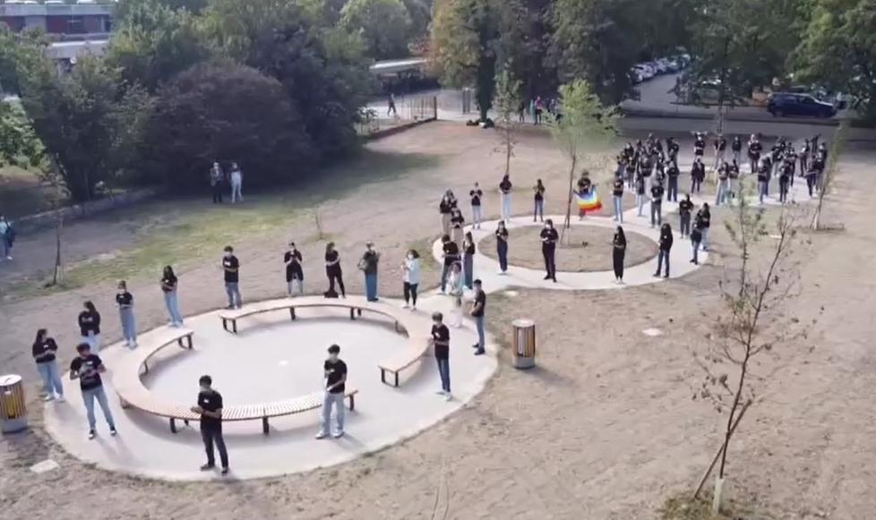 Guastalla, flash mob degli studenti per il loro “Terzo Paradiso” 