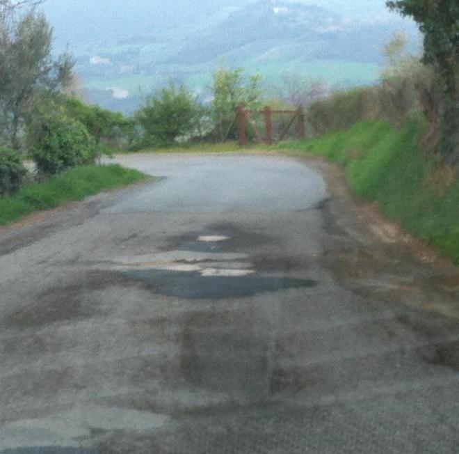 La strada rattoppata è peggio di prima