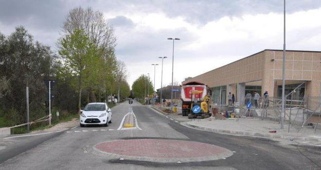 Tutti contro la mini-rotatoria al Conad 