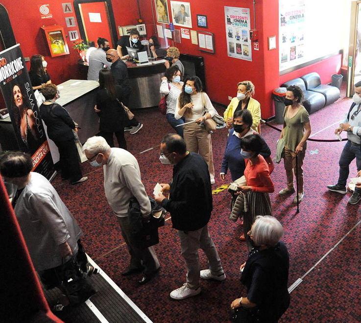 Cinema, la ripresa viaggia a rilento tra Green pass e l’incubo Netflix 