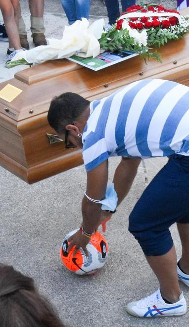 Una folla per Gigi Ambrosio Il pianoforte suona l’addio 