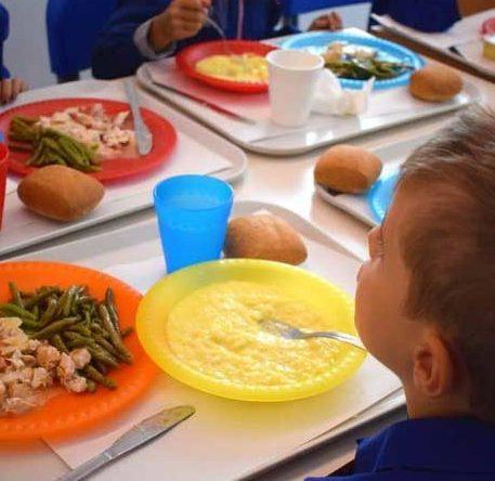 Mensa, tariffa piena per i non residenti 