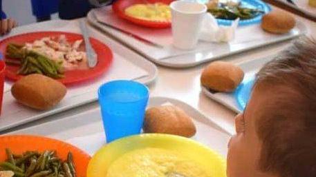 Mensa, tariffa piena per i non residenti