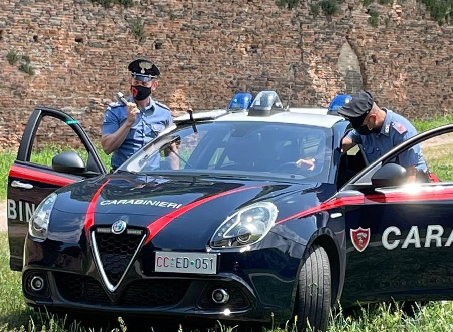 L’ex non vuole saperne e lui le sfonda la porta La denuncia è doppia