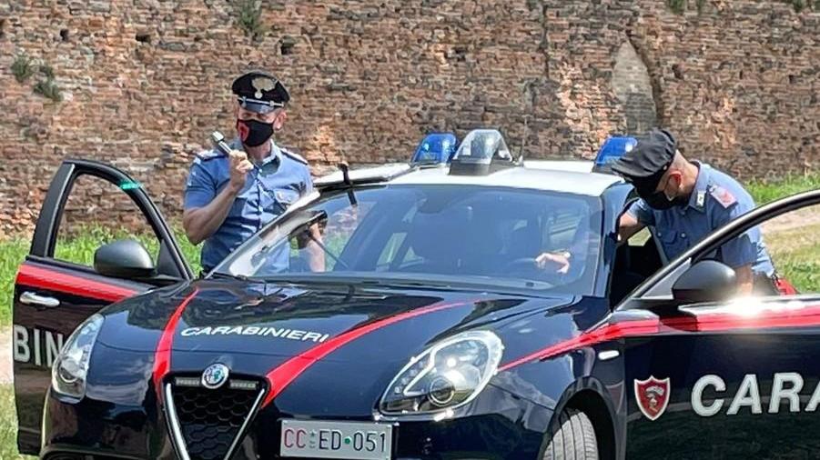 L’ex non vuole saperne e lui le sfonda la porta La denuncia è doppia