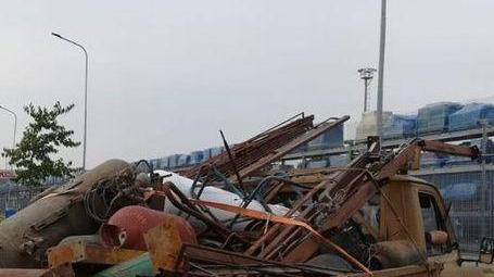 Trasportano bombole e ferro senza permesso