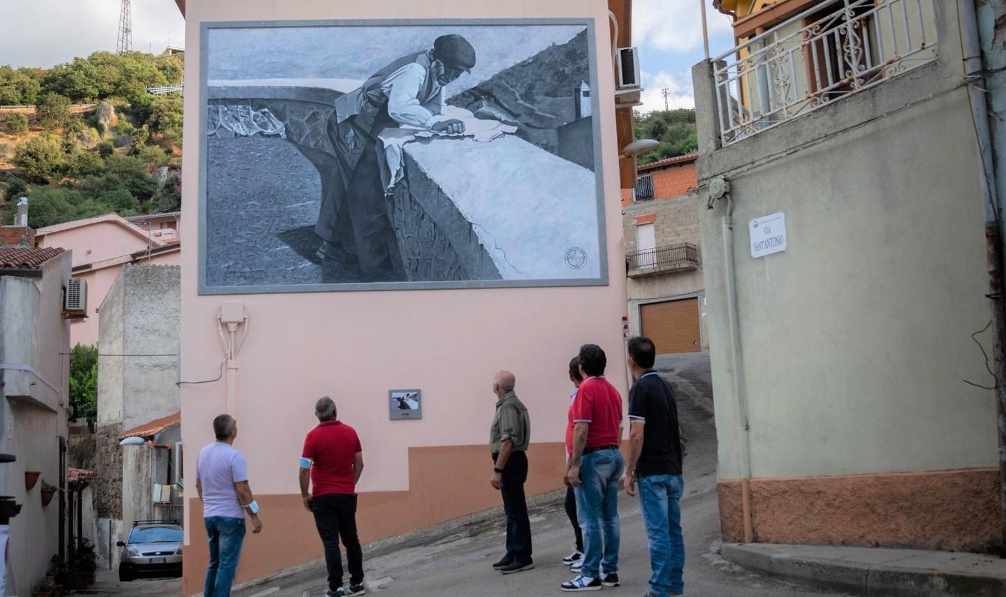 La storia e le bellezze di Illorai trasformate in enormi murales