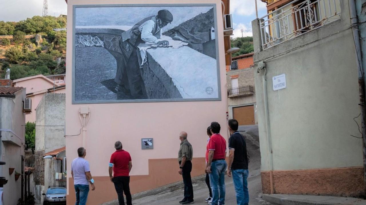La storia e le bellezze di Illorai trasformate in enormi murales