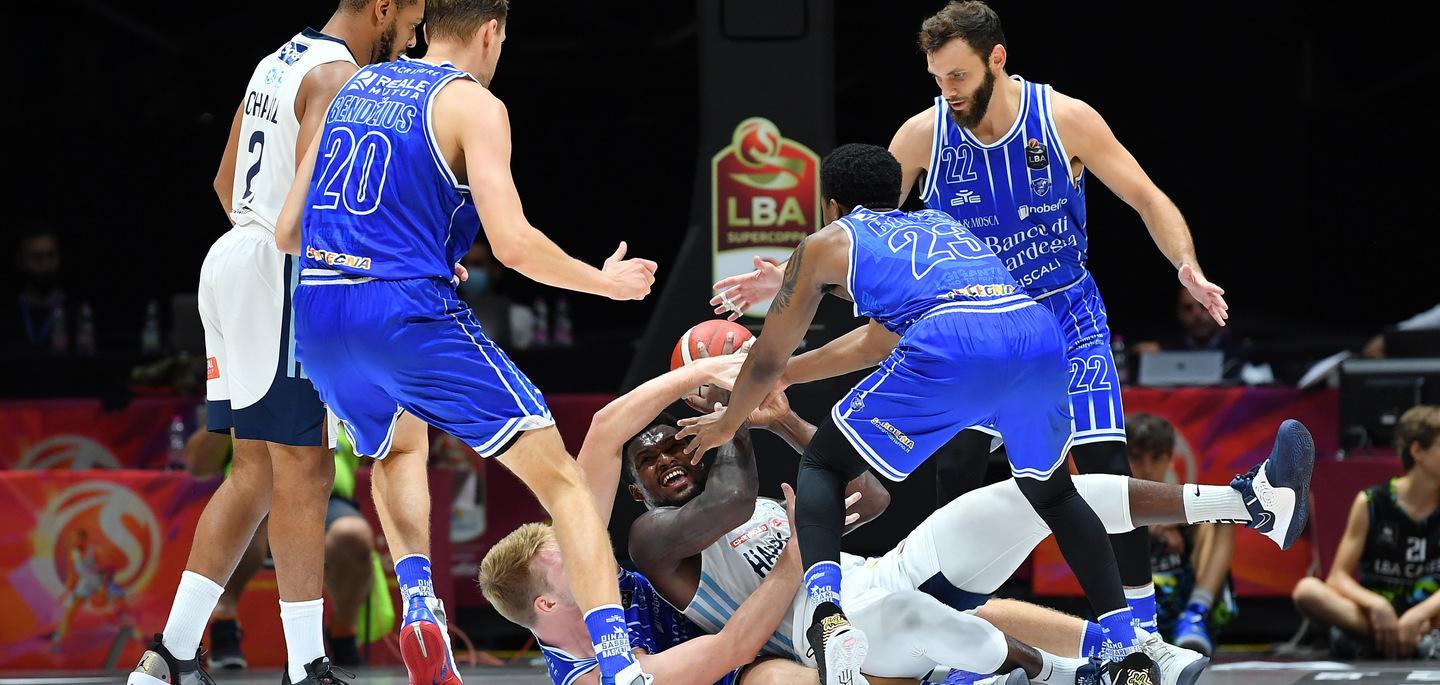 Dinamo fuori strada alla prima curva 