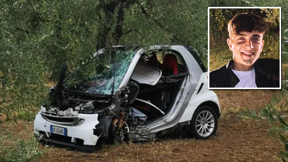 Morto a 21 anni in uno scontro: la famiglia, la passione per il calcio e quel "ti amo" sull'albero maledetto