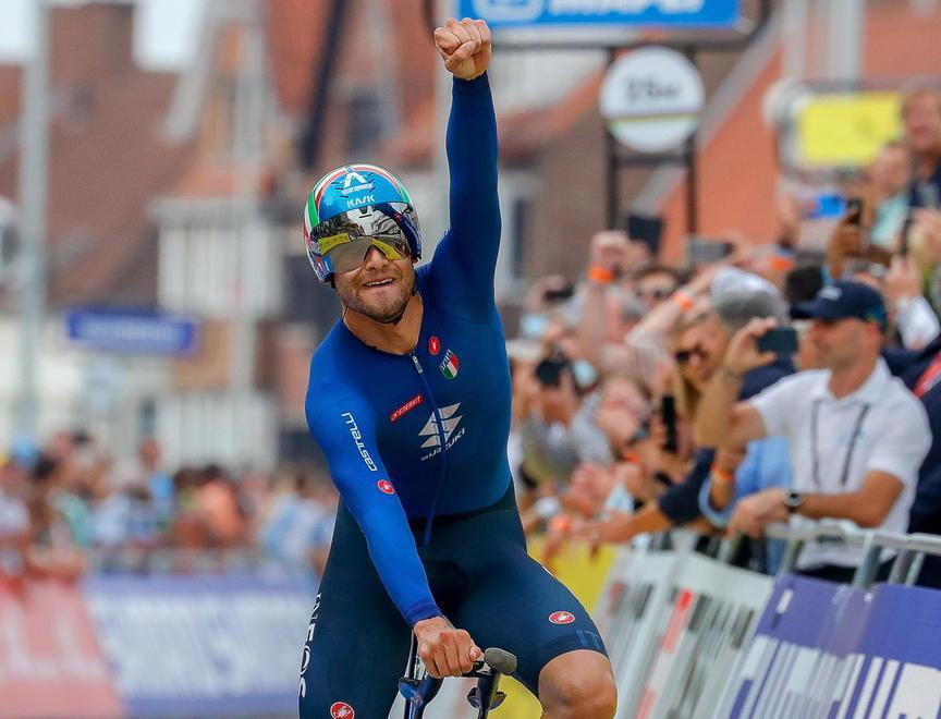 l’esultanza di Filippo Ganna, che al traguardo, a Briges, festeggia il bis mondiale dopo il successo di due anni fa a Imola