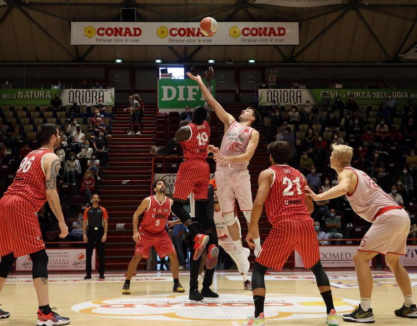 La palla a due iniziale fra Gtg Pistoia e Umana Chiusi (Foto Nucci)