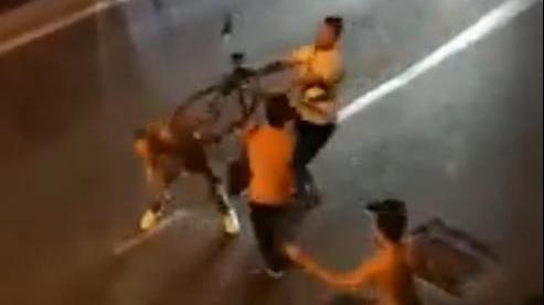 Colpisce il rivale con una bicicletta: rissa tra giovani tra via dei Funaioli e il viale Italia