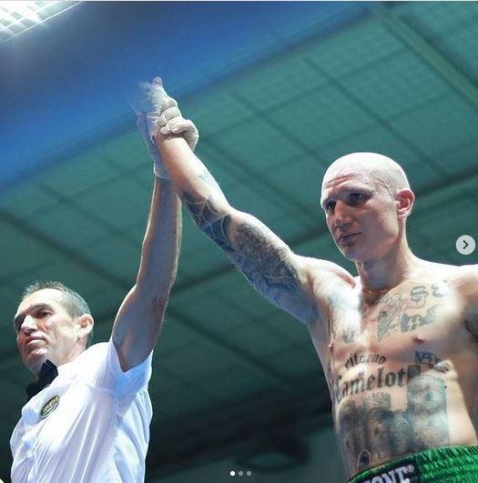 Il pugile sul ring con tatuaggi nazisti