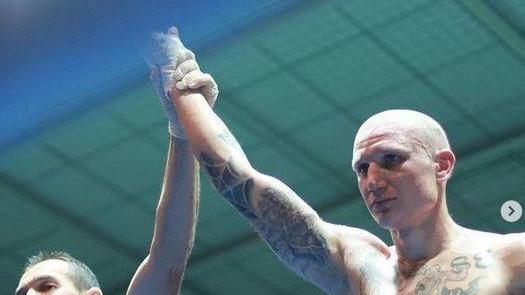Il pugile sul ring con tatuaggi nazisti