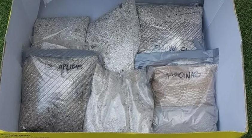 Un quintale di sabbia e sassolini fra i bagagli dei turisti all'aeroporto di Elmas