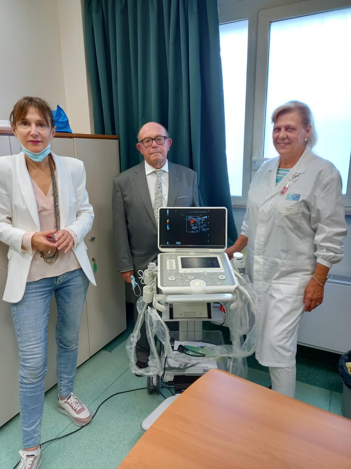Pisa, il professor Lamberto Barbieri dona un ecografo portatile 
