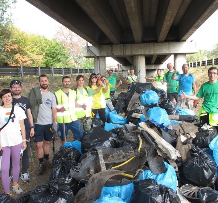 Cento sacchi di rifiuti accanto alla tangenziale