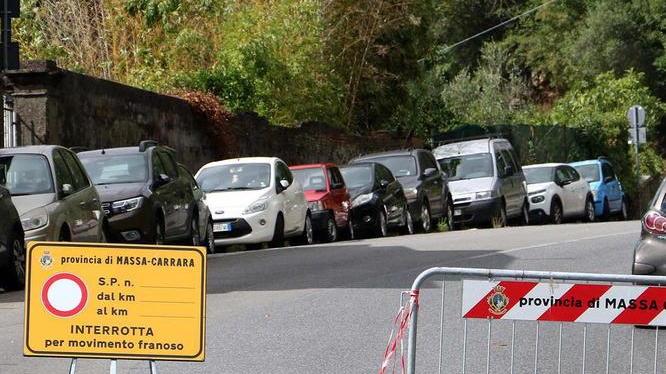 Cadono massi sulla strada, chiusa la Foce Sott’acqua il posteggio al mercato coperto