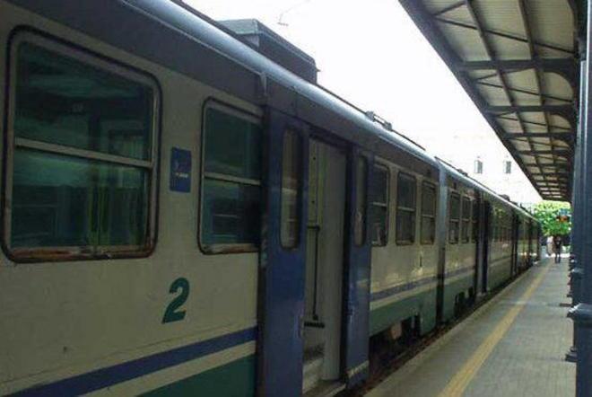 Dieci treni soppressi per un furto di rame 