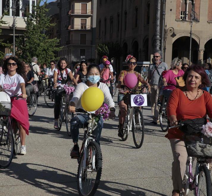 In bici lungo le vie cittadine per le donne e i diritti civili
