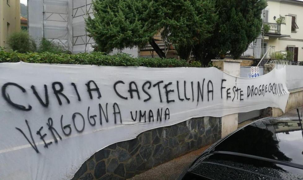Le scuse, lo sconcerto dei fedeli e gli striscioni