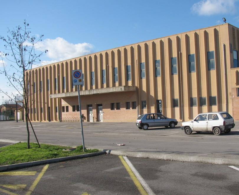 Vandalismi, atto terzo Finestre della palestra prese ancora di mira 