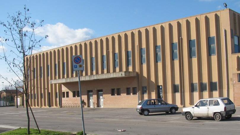 Vandalismi, atto terzo Finestre della palestra prese ancora di mira
