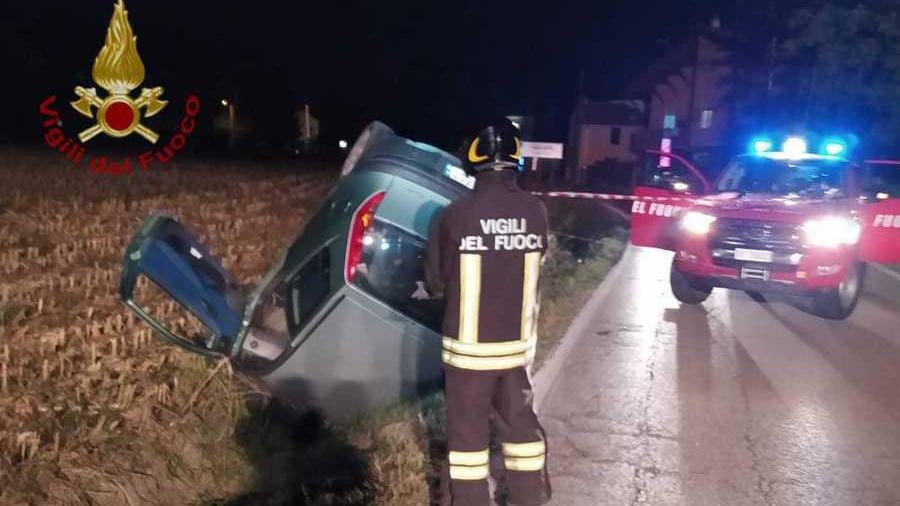 L’auto si rovescia e finisce fuori strada Ferito un 57enne