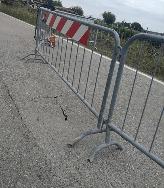 L’asfalto sta cedendo nella Poderale Pallotta