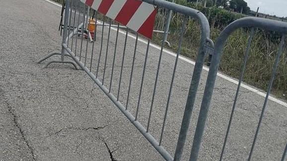 L’asfalto sta cedendo nella Poderale Pallotta
