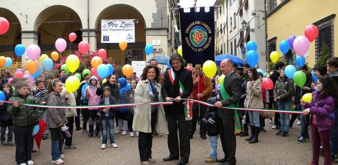 La pioggia non ferma la mostra mercato dell’azalea al Borgo 