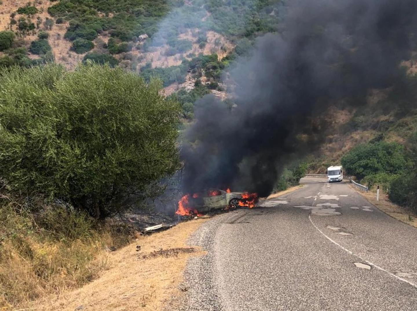 Auto in fiamme sulla litoranea Bosa-Alghero 