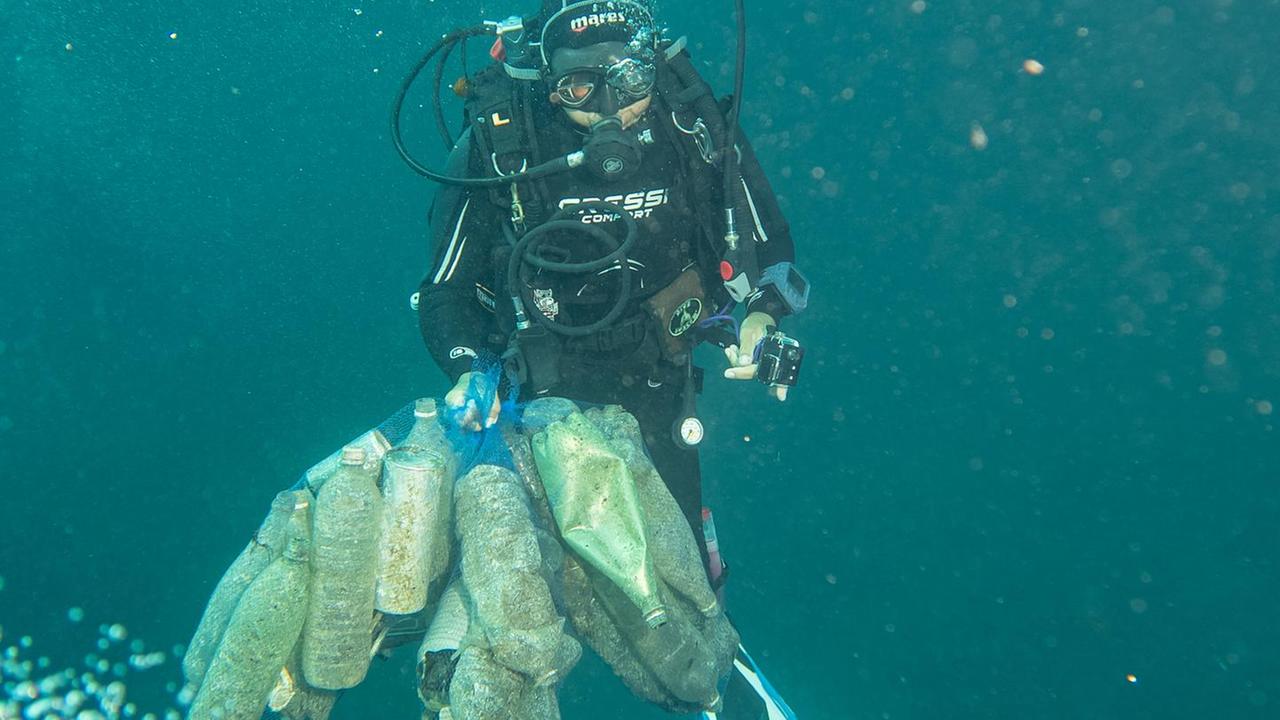 Mare ripulito dalla plastica nella baia di Porto Taverna