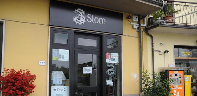  Ladri a caccia di telefonini ma rubano solo le scatole 