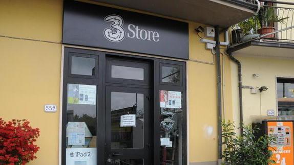 Ladri a caccia di telefonini ma rubano solo le scatole