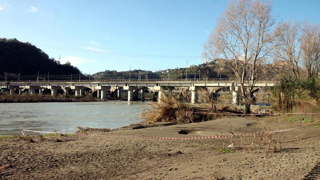 Si tuffa nel Magra e non riemerge, trovata morta dopo oltre un’ora