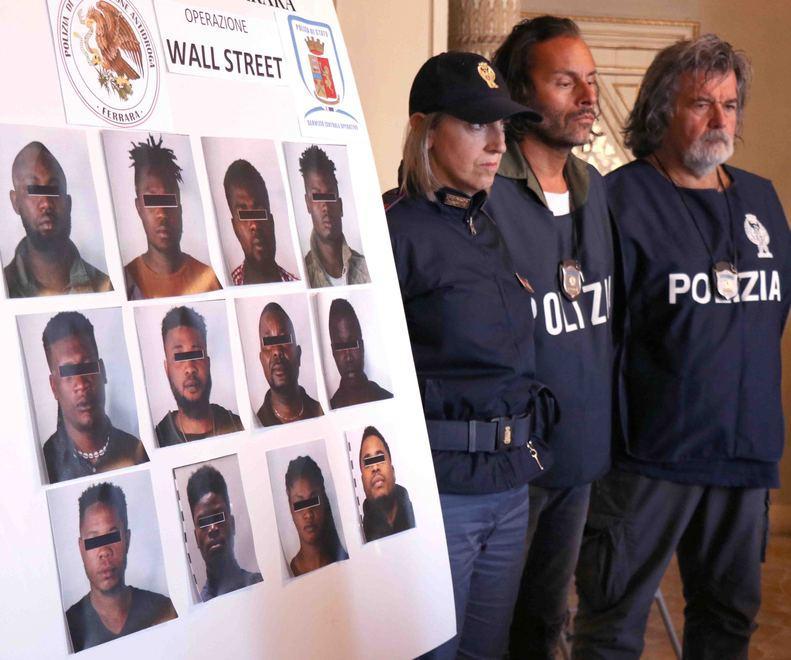 «Così abbiano arrestato i pusher al grattacielo». Le accuse della Polizia di Ferrara