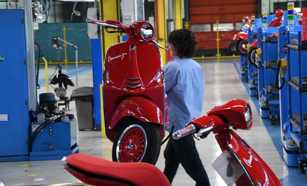 Un’operaia al lavoro alla Piaggio