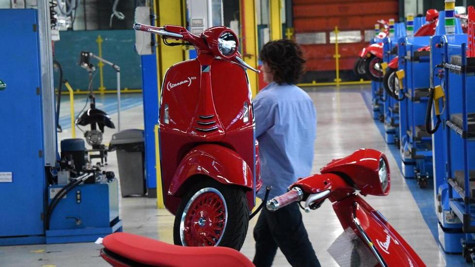 Un’operaia al lavoro alla Piaggio