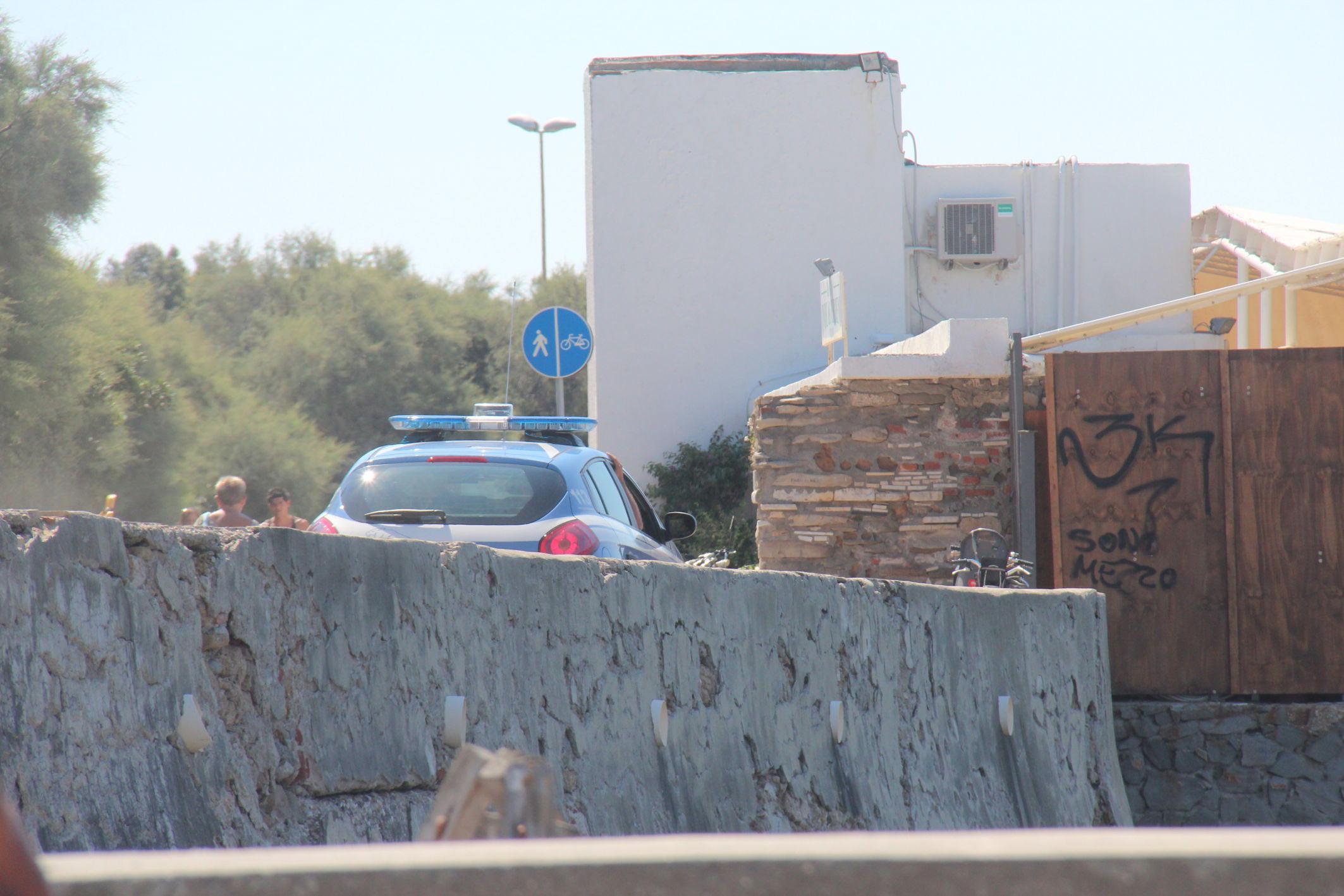 Molesta una ragazza seduta al bar sul lungomare: indagato un settantacinquenne