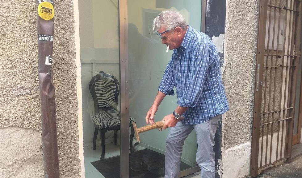 Leonardo Martinelli, marito della donna aggredita mostra come il ladro abbia rotto la serratura per entrare dall’’ingresso di via Mayer