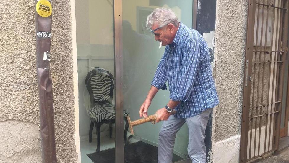 Leonardo Martinelli, marito della donna aggredita mostra come il ladro abbia rotto la serratura per entrare dall’’ingresso di via Mayer